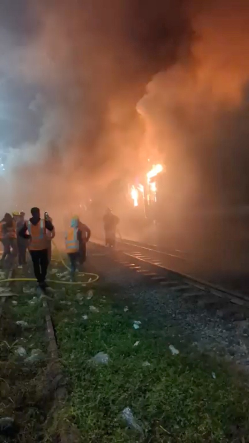 Anggota Unit TKP memeriksa kereta penumpang yang dibakar selama pemogokan nasional yang diserukan oleh Partai Nasionalis Bangladesh, menjelang pemilihan umum, di Dhaka, Bangladesh, 19 Desember 2023. Anggota Unit TKP memeriksa kereta penumpang yang dibakar selama pemogokan nasional yang diserukan oleh Partai Nasionalis Bangladesh, menjelang pemilihan umum, di Dhaka, Bangladesh, 19 Desember 2023. (REUTERS/Mohammad Ponir Hossain)
