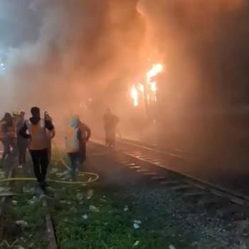 Brutal! Demonstran Bakar Kereta Berpenumpang, 4 Orang Tewas