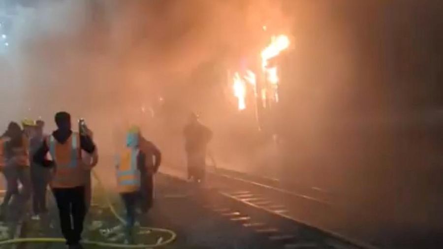 Anggota Unit TKP memeriksa kereta penumpang yang dibakar selama pemogokan nasional yang diserukan oleh Partai Nasionalis Bangladesh, menjelang pemilihan umum, di Dhaka, Bangladesh, 19 Desember 2023. (REUTERS/Mohammad Ponir Hossain)