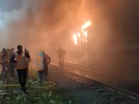 Brutal! Demonstran Bakar Kereta Berpenumpang, 4 Orang Tewas