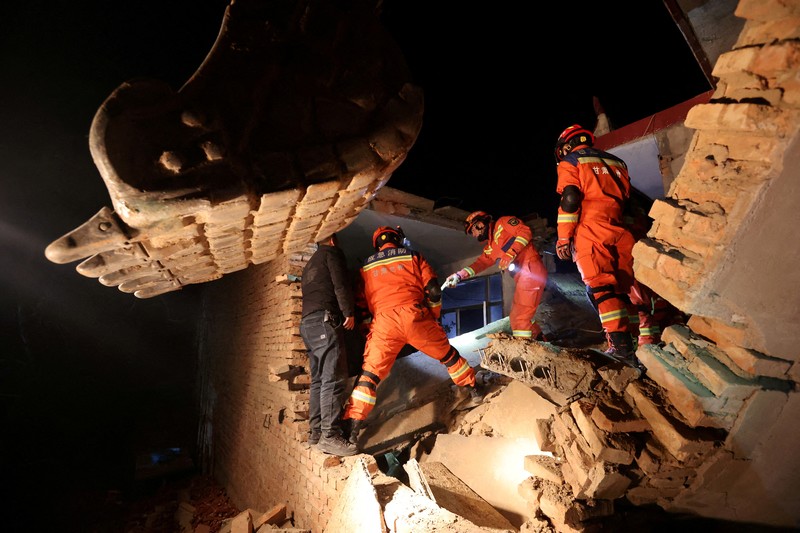 Petugas penyelamat melakukan operasi pencarian dan penyelamatan di desa Kangdiao setelah gempa bumi di daerah Jishishan, provinsi Gansu, Tiongkok 19 Desember 2023. (via REUTERS/CHINA DAILY)