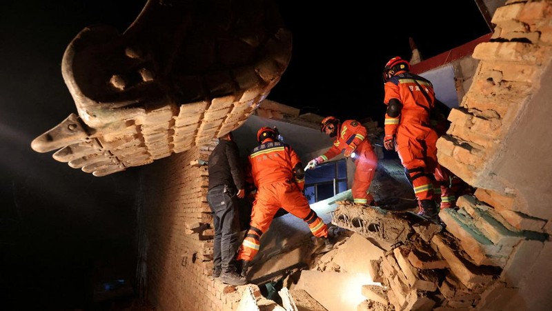 Petugas penyelamat melakukan operasi pencarian dan penyelamatan di desa Kangdiao setelah gempa bumi di daerah Jishishan, provinsi Gansu, Tiongkok 19 Desember 2023. (via REUTERS/CHINA DAILY)