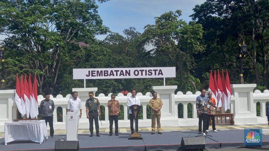 Presiden meresmikan Jembatan Otista di Kota Bogor, Provinsi Jawa Barat, Selasa (19/12/2023). (CNBC Indonesia/Arrijal Rachman)