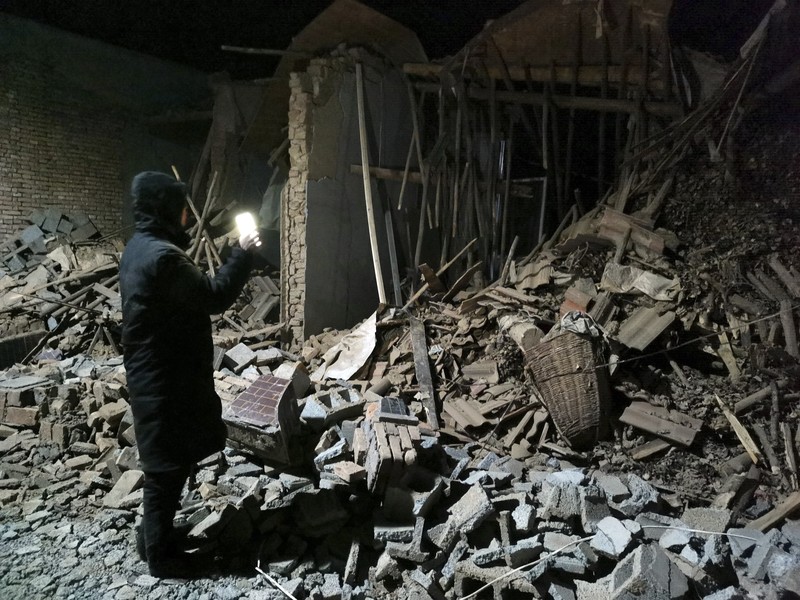 Petugas penyelamat melakukan operasi pencarian dan penyelamatan di desa Kangdiao setelah gempa bumi di daerah Jishishan, provinsi Gansu, Tiongkok 19 Desember 2023. (via REUTERS/CHINA DAILY)