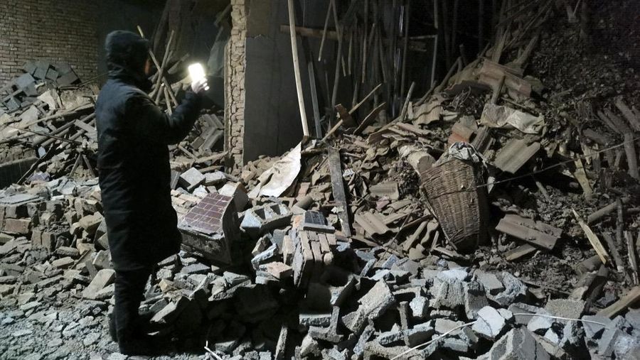 Petugas penyelamat melakukan operasi pencarian dan penyelamatan di desa Kangdiao setelah gempa bumi di daerah Jishishan, provinsi Gansu, Tiongkok 19 Desember 2023. (via REUTERS/CHINA DAILY)
