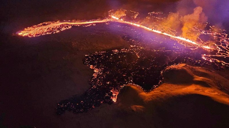 Gunung berapi memuntahkan lahar dan asap saat meletus di Grindavik, Islandia, Senin (18/12/2023) waktu setempat.  Desember 2023. (Civil Protection of Iceland/Handout via REUTERS)