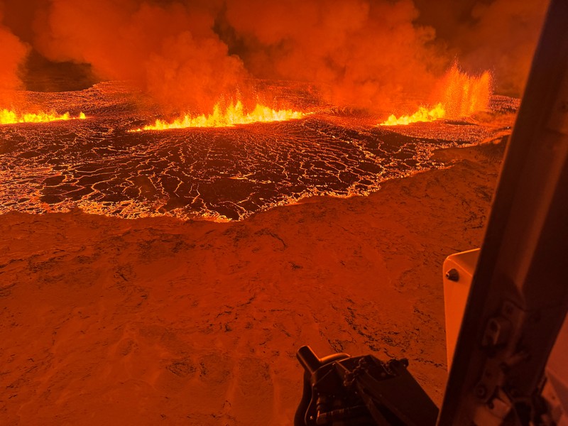 Gunung berapi memuntahkan lahar dan asap saat meletus di Grindavik, Islandia, Senin (18/12/2023) waktu setempat. Desember 2023. (Civil Protection of Iceland/Handout via REUTERS) Gunung berapi memuntahkan lahar dan asap saat meletus di Grindavik, Islandia, Senin (18/12/2023) waktu setempat. Desember 2023. (Civil Protection of Iceland/Handout via REUTERS)