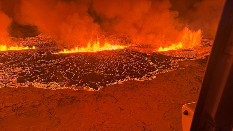 Gunung berapi memuntahkan lahar dan asap saat meletus di Grindavik, Islandia, Senin (18/12/2023) waktu setempat.  Desember 2023. (Civil Protection of Iceland/Handout via REUTERS)