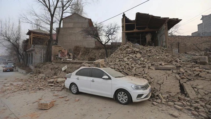 Petugas penyelamat melakukan operasi pencarian dan penyelamatan di desa Kangdiao setelah gempa bumi di daerah Jishishan, provinsi Gansu, Tiongkok 19 Desember 2023. (via REUTERS/CHINA DAILY)
