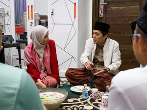 Atikoh Dititipi Gus Iqdam Sarung dan Ijazah Salat Tahajud untuk Ganjar