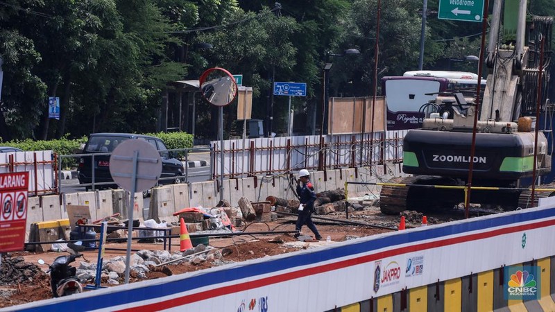 Suasana pengerjaan proyek LRT Jakarta Fase 1B Velodrome-Manggarai di Jalan Pemuda, Rawamangun, Jakarta, Selasa (19/12/2023). (CNBC Indonesia/Faisal Rahman)
