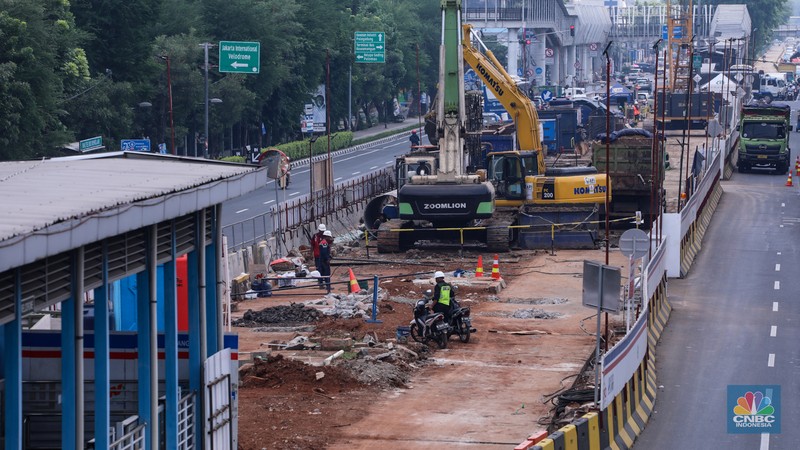 Suasana pengerjaan proyek LRT Jakarta Fase 1B Velodrome-Manggarai di Jalan Pemuda, Rawamangun, Jakarta, Selasa (19/12/2023). (CNBC Indonesia/Faisal Rahman)