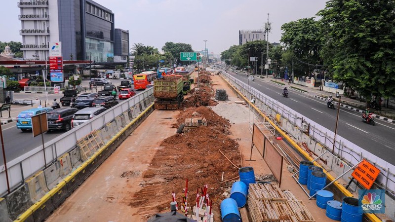 Suasana pengerjaan proyek LRT Jakarta Fase 1B Velodrome-Manggarai di Jalan Pemuda, Rawamangun, Jakarta, Selasa (19/12/2023). (CNBC Indonesia/Faisal Rahman)