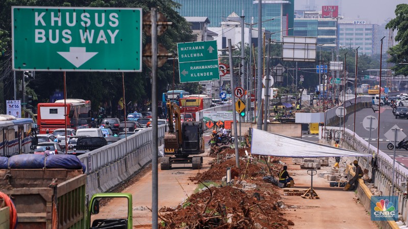 Suasana pengerjaan proyek LRT Jakarta Fase 1B Velodrome-Manggarai di Jalan Pemuda, Rawamangun, Jakarta, Selasa (19/12/2023). (CNBC Indonesia/Faisal Rahman)