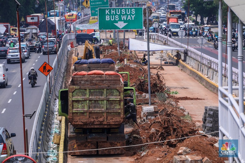 Suasana pengerjaan proyek LRT Jakarta Fase 1B Velodrome-Manggarai di Jalan Pemuda, Rawamangun, Jakarta, Selasa (19/12/2023). (CNBC Indonesia/Faisal Rahman)