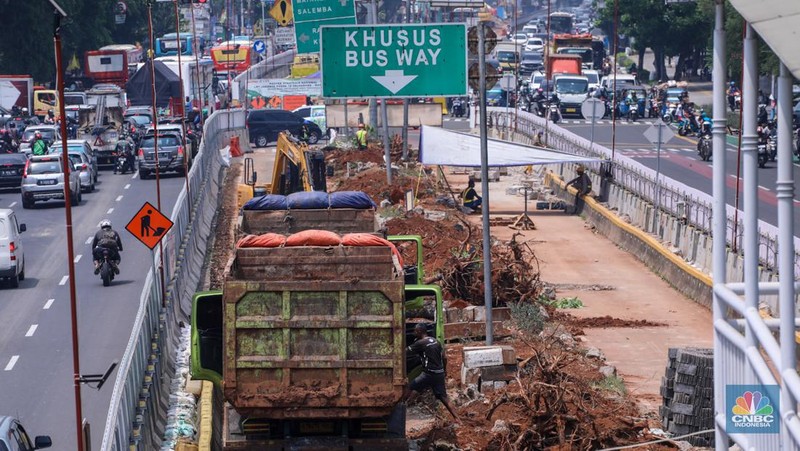 Suasana pengerjaan proyek LRT Jakarta Fase 1B Velodrome-Manggarai di Jalan Pemuda, Rawamangun, Jakarta, Selasa (19/12/2023). (CNBC Indonesia/Faisal Rahman)