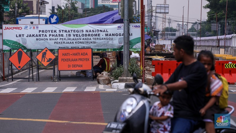 Suasana pengerjaan proyek LRT Jakarta Fase 1B Velodrome-Manggarai di Jalan Pemuda, Rawamangun, Jakarta, Selasa (19/12/2023). (CNBC Indonesia/Faisal Rahman)
