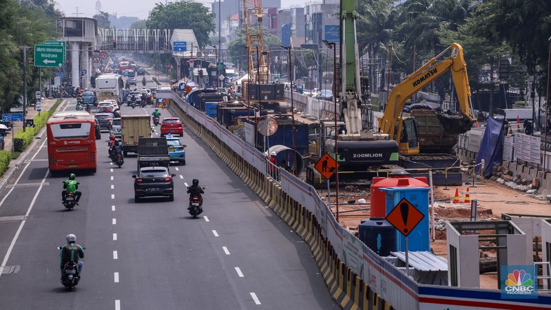 Suasana pengerjaan proyek LRT Jakarta Fase 1B Velodrome-Manggarai di Jalan Pemuda, Rawamangun, Jakarta, Selasa (19/12/2023). (CNBC Indonesia/Faisal Rahman)