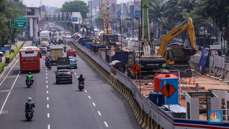 Suasana pengerjaan proyek LRT Jakarta Fase 1B Velodrome-Manggarai di Jalan Pemuda, Rawamangun, Jakarta, Selasa (19/12/2023). (CNBC Indonesia/Faisal Rahman)