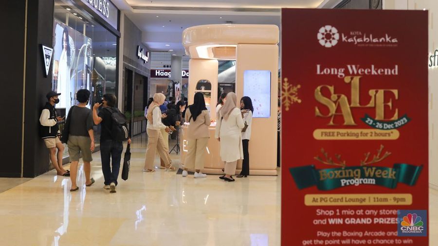 Suasana pusat perbelanjaan Kota Kasablanka di Jakarta, Selasa (19/12/2023). (CNBC Indonesia/Faisal Rahman)