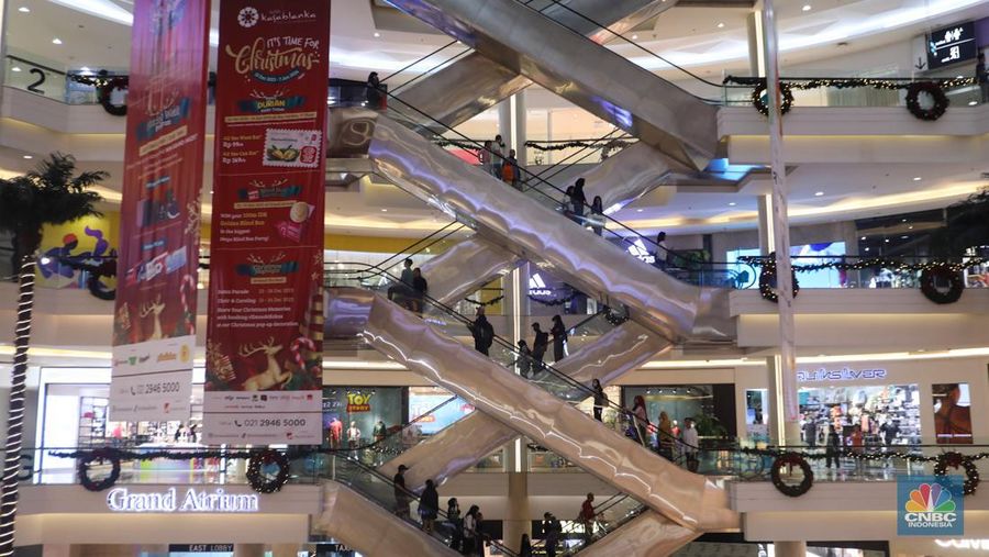 Suasana pusat perbelanjaan Kota Kasablanka di Jakarta, Selasa (19/12/2023). (վ/Faisal Rahman)