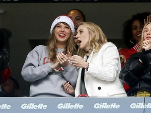 Travis Kelce Kalah Tanding, Taylor Swift Setia Temani-Gandeng Tangan