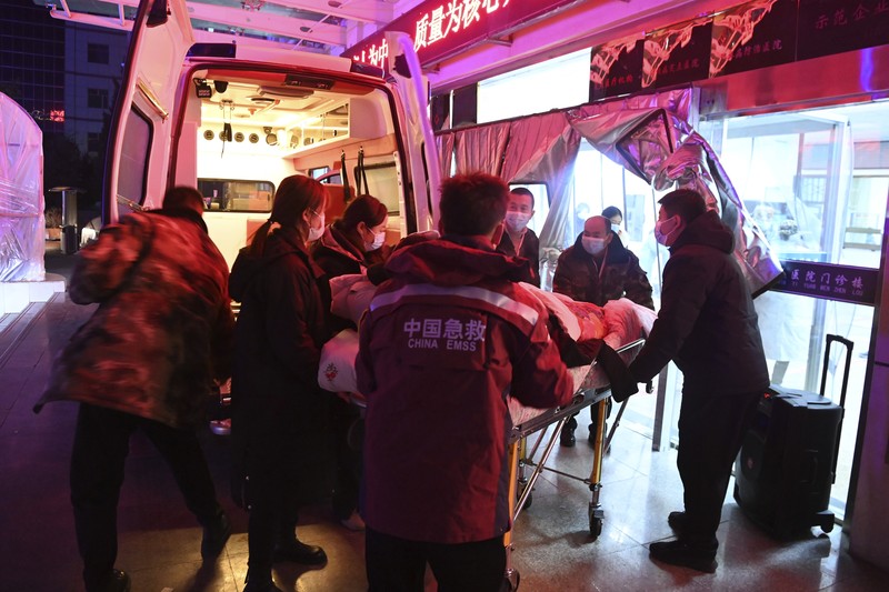 Petugas penyelamat melakukan operasi pencarian dan penyelamatan di desa Kangdiao setelah gempa bumi di daerah Jishishan, provinsi Gansu, Tiongkok 19 Desember 2023. (via REUTERS/CHINA DAILY)
