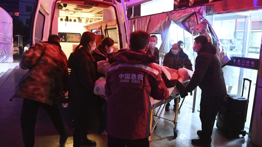 Petugas penyelamat melakukan operasi pencarian dan penyelamatan di desa Kangdiao setelah gempa bumi di daerah Jishishan, provinsi Gansu, Tiongkok 19 Desember 2023. (via REUTERS/CHINA DAILY)