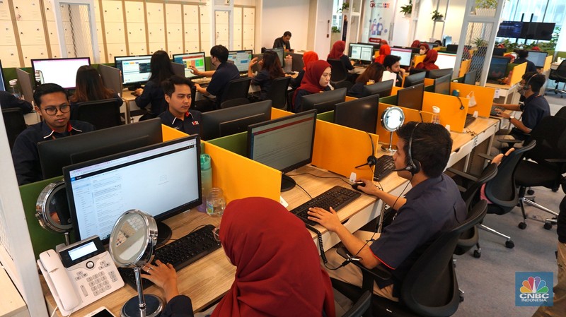 Aktivitas pegawai di Kontak 157 Otoritas Jasa Keuangan (OJK) di Jakarta, Rabu (20/12/2023). Aktivitas pegawai di Kontak 157 Otoritas Jasa Keuangan (OJK) di Jakarta, Rabu (20/12/2023). (CNBC Indonesia/Muhammad Sabki)