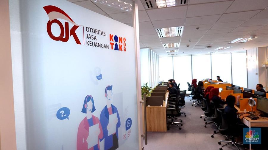 Aktivitas pegawai di Kontak 157 Otoritas Jasa Keuangan (OJK) di Jakarta, Rabu (20/12/2023). (CNBC Indonesia/Muhammad Sabki)
