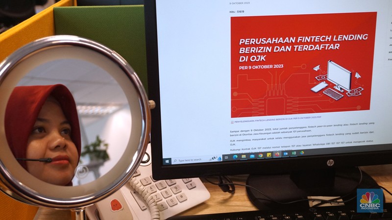 Aktivitas pegawai di Kontak 157 Otoritas Jasa Keuangan (OJK) di Jakarta, Rabu (20/12/2023). Aktivitas pegawai di Kontak 157 Otoritas Jasa Keuangan (OJK) di Jakarta, Rabu (20/12/2023). (CNBC Indonesia/Muhammad Sabki)