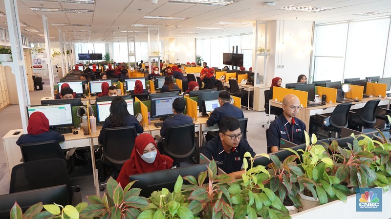 Aktivitas pegawai di Kontak 157 Otoritas Jasa Keuangan (OJK) di Jakarta, Rabu (20/12/2023). Aktivitas pegawai di Kontak 157 Otoritas Jasa Keuangan (OJK) di Jakarta, Rabu (20/12/2023). (CNBC Indonesia/Muhammad Sabki)