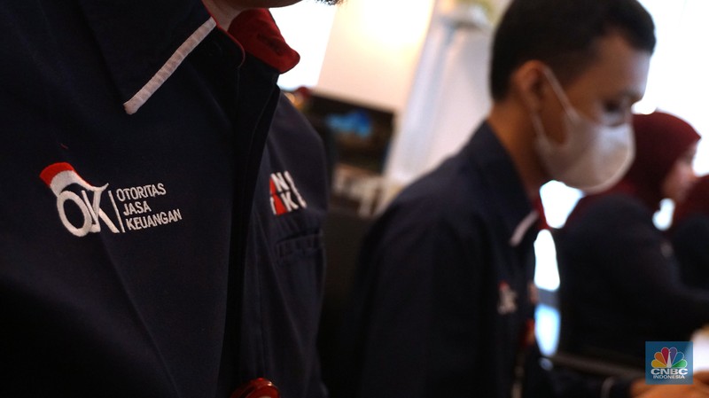 Aktivitas pegawai di Kontak 157 Otoritas Jasa Keuangan (OJK) di Jakarta, Rabu (20/12/2023). Aktivitas pegawai di Kontak 157 Otoritas Jasa Keuangan (OJK) di Jakarta, Rabu (20/12/2023). (CNBC Indonesia/Muhammad Sabki)