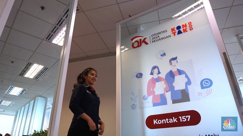Aktivitas pegawai di Kontak 157 Otoritas Jasa Keuangan (OJK) di Jakarta, Rabu (20/12/2023). Aktivitas pegawai di Kontak 157 Otoritas Jasa Keuangan (OJK) di Jakarta, Rabu (20/12/2023). (CNBC Indonesia/Muhammad Sabki)