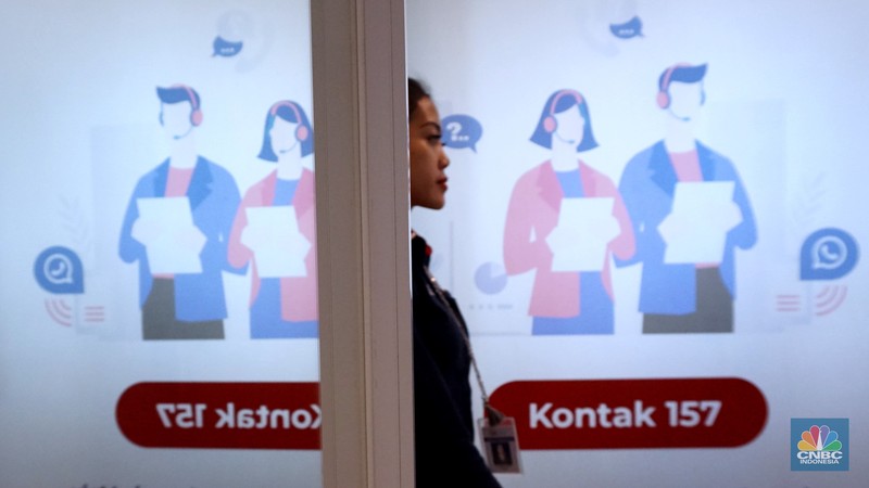 Aktivitas pegawai di Kontak 157 Otoritas Jasa Keuangan (OJK) di Jakarta, Rabu (20/12/2023). Aktivitas pegawai di Kontak 157 Otoritas Jasa Keuangan (OJK) di Jakarta, Rabu (20/12/2023). (CNBC Indonesia/Muhammad Sabki)