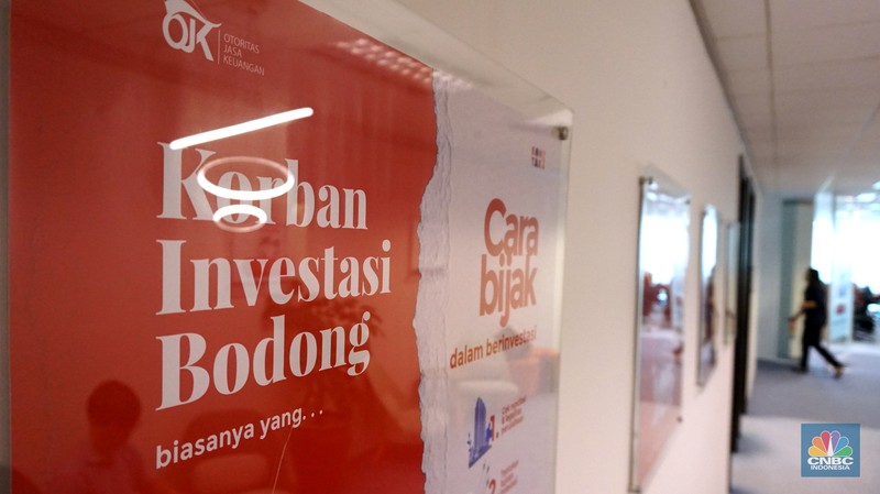 Aktivitas pegawai di Kontak 157 Otoritas Jasa Keuangan (OJK) di Jakarta, Rabu (20/12/2023). Aktivitas pegawai di Kontak 157 Otoritas Jasa Keuangan (OJK) di Jakarta, Rabu (20/12/2023). (CNBC Indonesia/Muhammad Sabki)