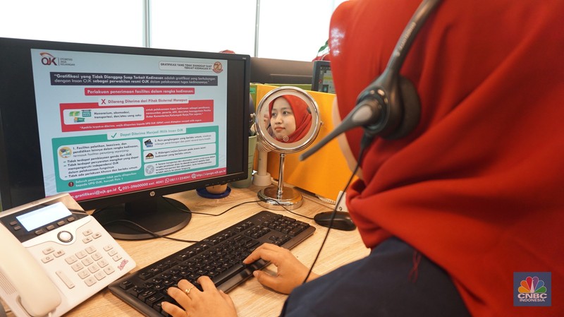 Aktivitas pegawai di Kontak 157 Otoritas Jasa Keuangan (OJK) di Jakarta, Rabu (20/12/2023). Aktivitas pegawai di Kontak 157 Otoritas Jasa Keuangan (OJK) di Jakarta, Rabu (20/12/2023). (CNBC Indonesia/Muhammad Sabki)