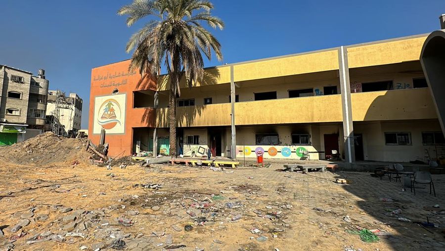 Belasan jenazah penuh peluru dan membusuk ditemukan bertumpuk di Sekolah Shadia Abu Ghazala sebelah barat kamp pengungsi Jabalia, di kawasan bernama Al-Faluja, Selasa (19/12/2023) waktu setempat. (REUTERS/Abed Sabah)