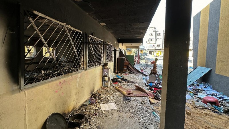 Belasan jenazah penuh peluru dan membusuk ditemukan bertumpuk di Sekolah Shadia Abu Ghazala sebelah barat kamp pengungsi Jabalia, di kawasan bernama Al-Faluja, Selasa (19/12/2023) waktu setempat. (REUTERS/Abed Sabah)