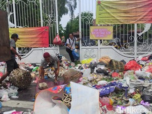 Petugas Kebersihan Demo Bupati Sidoarjo, Buang Sampah di Depan Pendopo