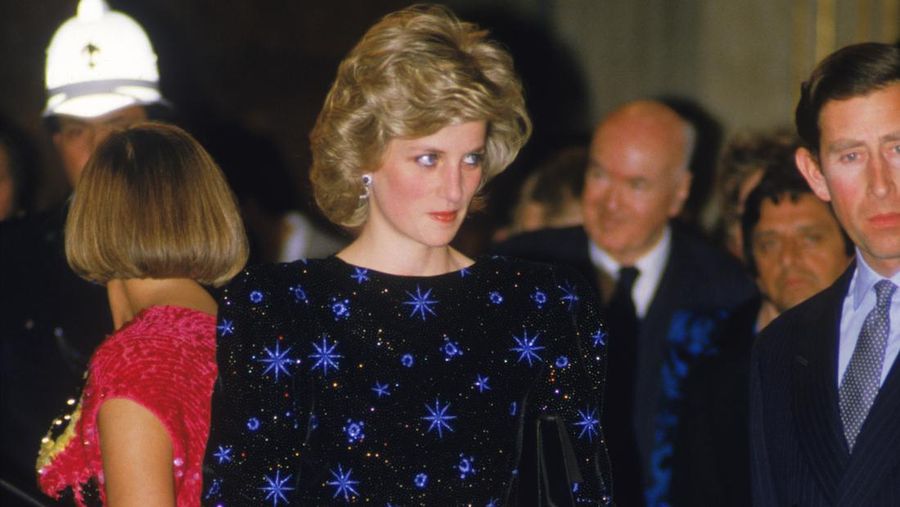 Diana, Putri Wales (1961 - 1997) mengenakan gaun karya Jacques Azagury saat menghadiri balet di Barbican Centre di London, Januari 1988. (Foto oleh Arsip Putri Diana/Getty Images)