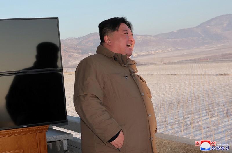 Kantor berita resmi Korea Utara KCNA merilis pada Selasa (19/12) bahwa pihaknya telah meluncurkan rudal balistik antarbenua (ICBM) Hwasong-18 sebagai latihan untuk mengkonfirmasi kesiapan perang pasukan pencegahan nuklirnya dalam menghadapi meningkatnya permusuhan dari Amerika Serikat. (via REUTERS/KCNA)