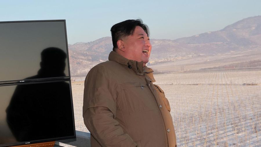 Kantor berita resmi Korea Utara KCNA merilis pada Selasa (19/12) bahwa pihaknya telah meluncurkan rudal balistik antarbenua (ICBM) Hwasong-18 sebagai latihan untuk mengkonfirmasi kesiapan perang pasukan pencegahan nuklirnya dalam menghadapi meningkatnya permusuhan dari Amerika Serikat. (via REUTERS/KCNA)