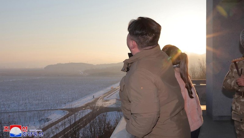 Kantor berita resmi Korea Utara KCNA merilis pada Selasa (19/12) bahwa pihaknya telah meluncurkan rudal balistik antarbenua (ICBM) Hwasong-18 sebagai latihan untuk mengkonfirmasi kesiapan perang pasukan pencegahan nuklirnya dalam menghadapi meningkatnya permusuhan dari Amerika Serikat. (via REUTERS/KCNA)