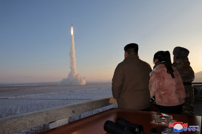 Kantor berita resmi Korea Utara KCNA merilis pada Selasa (19/12) bahwa pihaknya telah meluncurkan rudal balistik antarbenua (ICBM) Hwasong-18 sebagai latihan untuk mengkonfirmasi kesiapan perang pasukan pencegahan nuklirnya dalam menghadapi meningkatnya permusuhan dari Amerika Serikat. (via REUTERS/KCNA) Kantor berita resmi Korea Utara KCNA merilis pada Selasa (19/12) bahwa pihaknya telah meluncurkan rudal balistik antarbenua (ICBM) Hwasong-18 sebagai latihan untuk mengkonfirmasi kesiapan perang pasukan pencegahan nuklirnya dalam menghadapi meningkatnya permusuhan dari Amerika Serikat. (via REUTERS/KCNA)