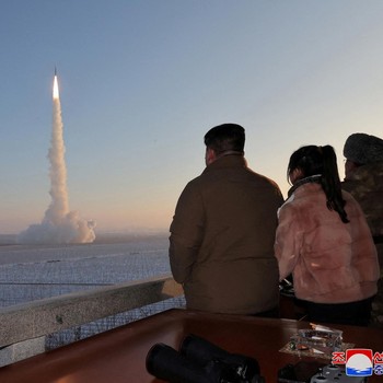 Kim Jong Un Pamerkan Rudal 'Kiamat' Korut, Ini Penampakannya