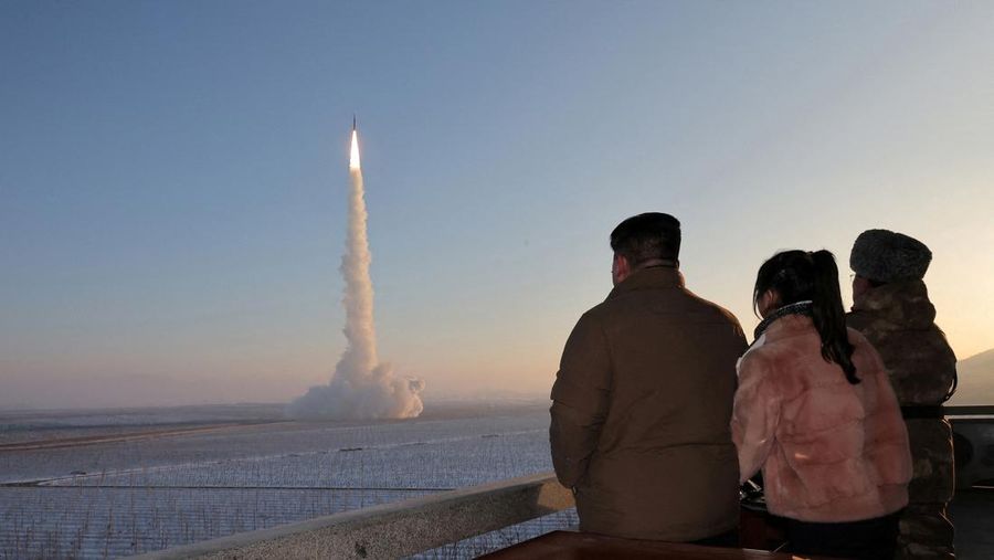 Kantor berita resmi Korea Utara KCNA merilis pada Selasa (19/12) bahwa pihaknya telah meluncurkan rudal balistik antarbenua (ICBM) Hwasong-18 sebagai latihan untuk mengkonfirmasi kesiapan perang pasukan pencegahan nuklirnya dalam menghadapi meningkatnya permusuhan dari Amerika Serikat. (via REUTERS/KCNA)