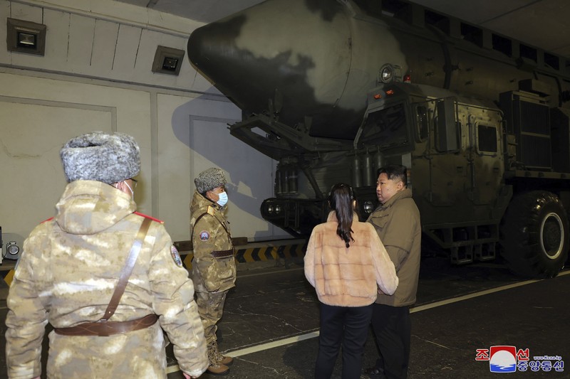 Kantor berita resmi Korea Utara KCNA merilis pada Selasa (19/12) bahwa pihaknya telah meluncurkan rudal balistik antarbenua (ICBM) Hwasong-18 sebagai latihan untuk mengkonfirmasi kesiapan perang pasukan pencegahan nuklirnya dalam menghadapi meningkatnya permusuhan dari Amerika Serikat. (via REUTERS/KCNA) Kantor berita resmi Korea Utara KCNA merilis pada Selasa (19/12) bahwa pihaknya telah meluncurkan rudal balistik antarbenua (ICBM) Hwasong-18 sebagai latihan untuk mengkonfirmasi kesiapan perang pasukan pencegahan nuklirnya dalam menghadapi meningkatnya permusuhan dari Amerika Serikat. (via REUTERS/KCNA)
