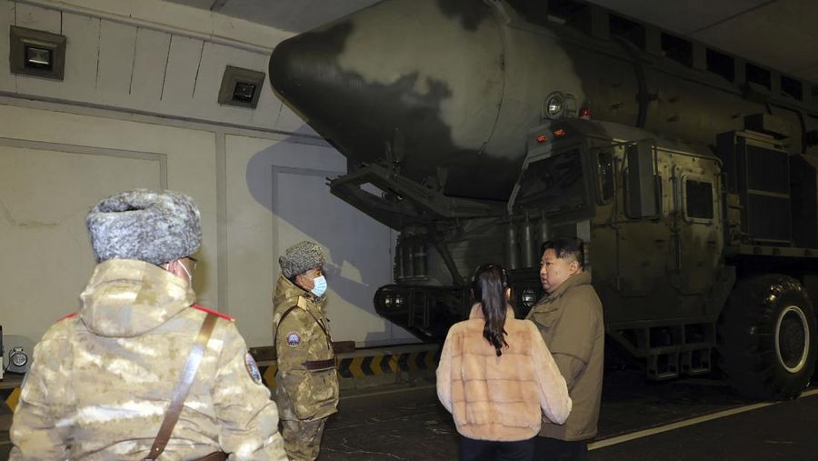 Kantor berita resmi Korea Utara KCNA merilis pada Selasa (19/12) bahwa pihaknya telah meluncurkan rudal balistik antarbenua (ICBM) Hwasong-18 sebagai latihan untuk mengkonfirmasi kesiapan perang pasukan pencegahan nuklirnya dalam menghadapi meningkatnya permusuhan dari Amerika Serikat. (via REUTERS/KCNA)