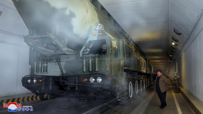 Kantor berita resmi Korea Utara KCNA merilis pada Selasa (19/12) bahwa pihaknya telah meluncurkan rudal balistik antarbenua (ICBM) Hwasong-18 sebagai latihan untuk mengkonfirmasi kesiapan perang pasukan pencegahan nuklirnya dalam menghadapi meningkatnya permusuhan dari Amerika Serikat. (via REUTERS/KCNA)